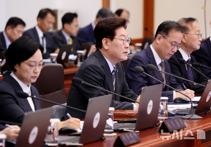 [서울=뉴시스] 조성봉 기자 = 이재명 대통령이 27일 청와대에서 열린 국무회의에서 발언하고 있다. 2026.10.27. suncho21@newsis.com