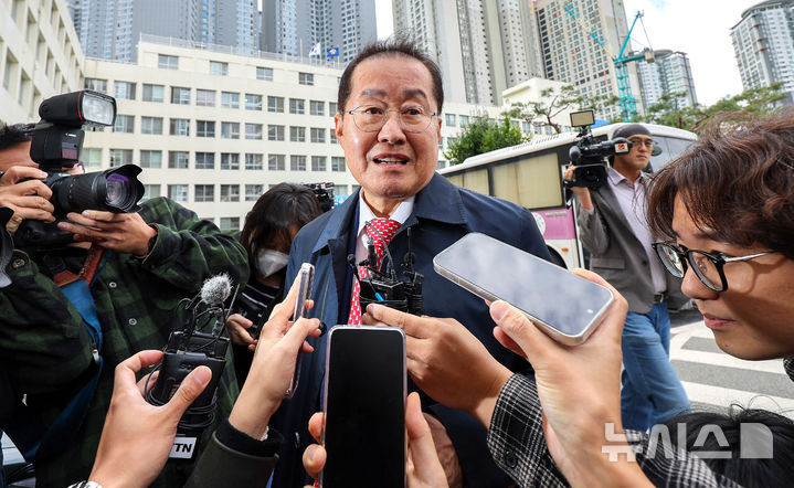 [대구=뉴시스] 이무열 기자 = 홍준표 전 대구시장이 27일 오전 대구 수성구 대구지방법원에서 측근 A씨의 구속 전 피의자 심문(영장실질심사)에 변호인으로 참석해 취재진의 질문에 답하고 있다. A씨는 국민의힘 대선 경선 당시 정치자금 부정 지출과 선거관리위원회 허위 회계보고에 따른 정치자금법 위반 혐의를 받고 있다. 2026.10.27. lmy@newsis.com