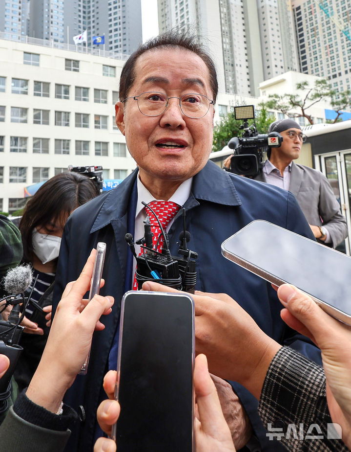 [대구=뉴시스] 이무열 기자 = 홍준표 전 대구시장이 27일 오전 대구 수성구 대구지방법원에서 측근 A씨의 구속 전 피의자 심문(영장실질심사)에 변호인으로 참석해 취재진의 질문에 답하고 있다. 2026.10.27. lmy@newsis.com