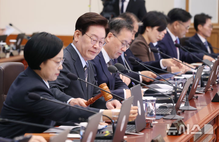 [서울=뉴시스] 조성봉 기자 = 이재명 대통령이 27일 청와대에서 열린 국무회의에서 개회를 선언하고 있다. 2026.10.27. suncho21@newsis.com