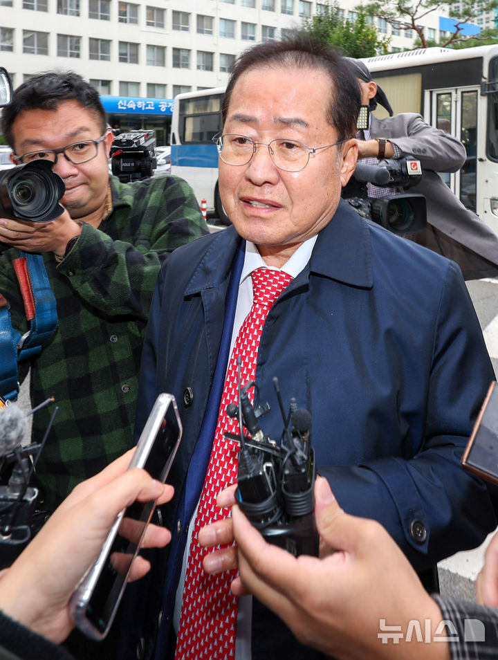 [대구=뉴시스] 이무열 기자 = 홍준표 전 대구시장이 27일 오전 대구 수성구 대구지방법원에서 측근 A씨의 구속 전 피의자 심문(영장실질심사)에 변호인으로 참석해 취재진의 질문에 답하고 있다. 2026.10.27. lmy@newsis.com