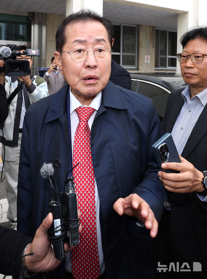 [대구=뉴시스] 이무열 기자 = 홍준표 전 대구시장이 27일 오전 대구 수성구 대구지방법원에서 측근 A씨의 구속 전 피의자 심문(영장실질심사)에 변호인으로 참석해 취재진의 질문에 답하고 있다.A씨는 국민의힘 대선 경선 당시 정치자금 부정 지출과 선거관리위원회 허위 회계보고에 따른 정치자금법 위반 혐의를 받고 있다. 2026.10.27. lmy@newsis.com