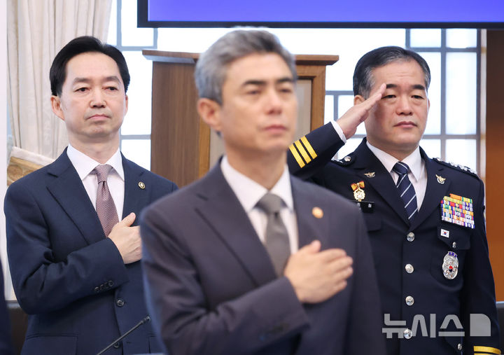 [서울=뉴시스] 조성봉 기자 = 김지용 중대범죄수사청장과 김종철 경찰청장 직무대행이 20일 청와대에서 열린 국무회의에 참석해 국민의례를 하고 있다. 2026.10.27. suncho21@newsis.com