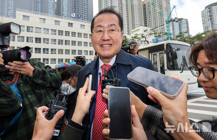 [대구=뉴시스] 이무열 기자 = 홍준표 전 대구시장이 27일 오전 대구 수성구 대구지방법원에서 측근 A씨의 구속 전 피의자 심문(영장실질심사)에 변호인으로 참석해 취재진의 질문에 답하고 있다.A씨는 국민의힘 대선 경선 당시 정치자금 부정 지출과 선거관리위원회 허위 회계보고에 따른 정치자금법 위반 혐의를 받고 있다. 2026.10.27. lmy@newsis.com