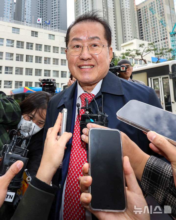[대구=뉴시스] 이무열 기자 = 홍준표 전 대구시장이 27일 오전 대구 수성구 대구지방법원에서 측근 A씨의 구속 전 피의자 심문(영장실질심사)에 변호인으로 참석해 취재진의 질문에 답하고 있다.A씨는 국민의힘 대선 경선 당시 정치자금 부정 지출과 선거관리위원회 허위 회계보고에 따른 정치자금법 위반 혐의를 받고 있다. 2026.10.27. lmy@newsis.com