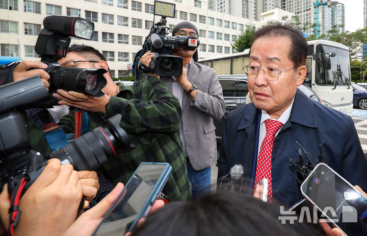 [대구=뉴시스] 이무열 기자 = 홍준표 전 대구시장이 27일 오전 대구 수성구 대구지방법원에서 측근 A씨의 구속 전 피의자 심문(영장실질심사)에 변호인으로 참석해 취재진의 질문에 답하고 있다.A씨는 국민의힘 대선 경선 당시 정치자금 부정 지출과 선거관리위원회 허위 회계보고에 따른 정치자금법 위반 혐의를 받고 있다. 2026.10.27. lmy@newsis.com