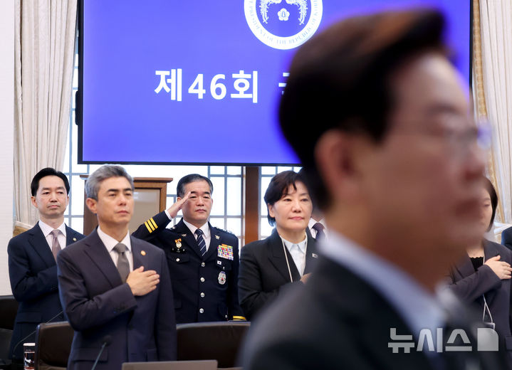 [서울=뉴시스] 조성봉 기자 = 김지용 중대범죄수사청장과 김종철 경찰청장 직무대행이 20일 청와대에서 열린 국무회의에 참석해 국민의례를 하고 있다. 2026.10.27. suncho21@newsis.com