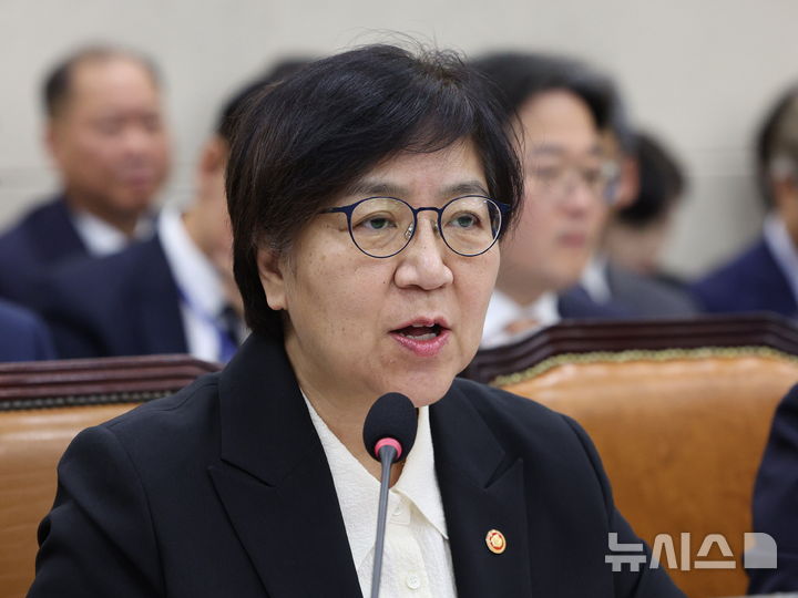 [서울=뉴시스] 고범준 기자 = 정은경 보건복지부 장관이 27일 서울 여의도 국회에서 열린 보건복지위원회 보건복지부, 질병관리청, 식품의약품안전처 등에 대한 종합 국정감사에서 의원 질의에 답변하고 있다. 2026.10.27. bjko@newsis.com