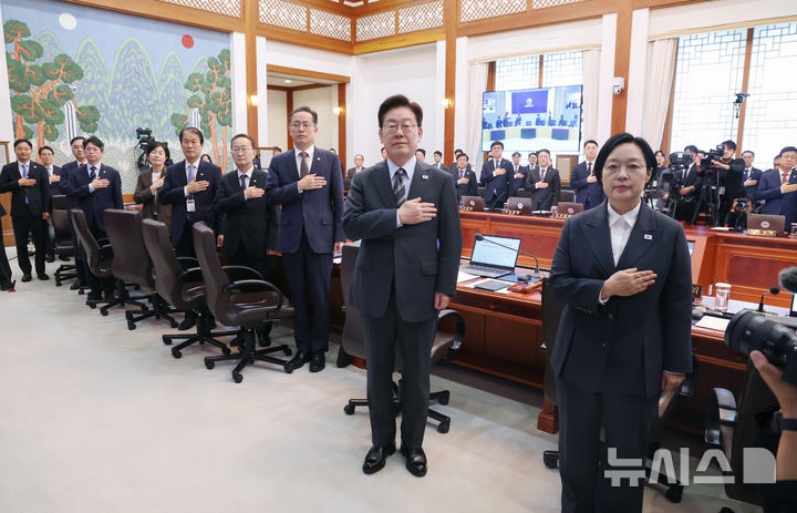 [서울=뉴시스] 조성봉 기자 = 이재명 대통령이 27일 청와대에서 열린 국무회의에서 국민의례를 하고 있다. 2026.10.27. suncho21@newsis.com