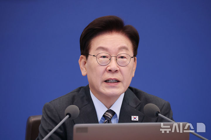 [서울=뉴시스] 조성봉 기자 = 이재명 대통령이 27일 청와대에서 열린 국무회의에서 발언하고 있다. 2026.10.27. suncho21@newsis.com