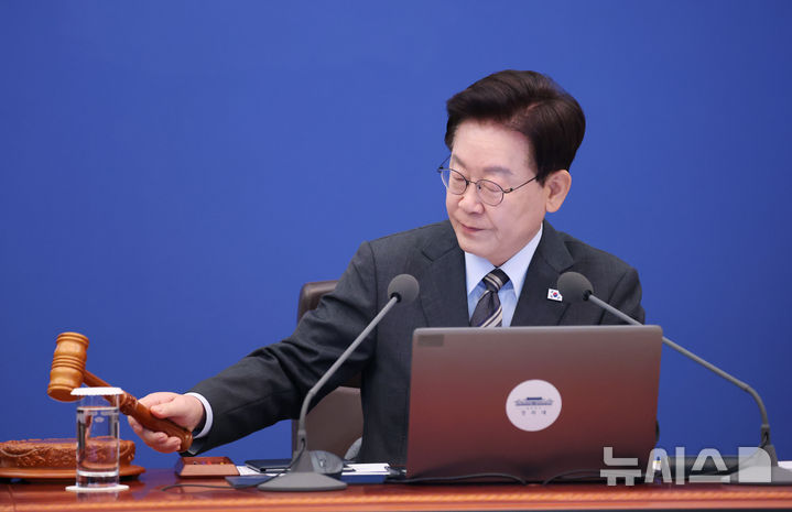 [서울=뉴시스] 조성봉 기자 = 이재명 대통령이 27일 청와대에서 열린 국무회의에서 개회를 선언하고 있다. 2026.10.27. suncho21@newsis.com