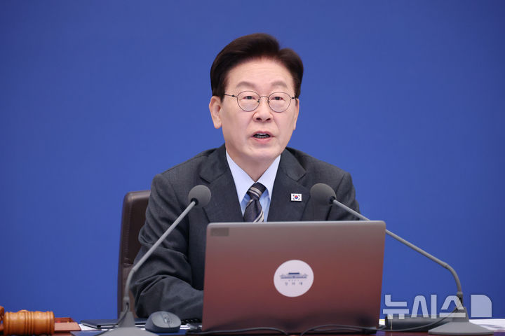 [서울=뉴시스] 조성봉 기자 = 이재명 대통령이 27일 청와대에서 열린 국무회의에서 발언하고 있다. 2026.10.27. suncho21@newsis.com