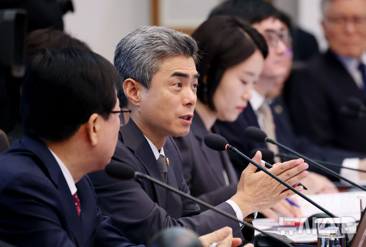 [서울=뉴시스] 조성봉 기자 = 강신철 국방부 장관이 27일 청와대에서 열린 국무회의에 참석해 이재명 대통령의 질의에 답하고 있다. 2026.10.27. suncho21@newsis.com