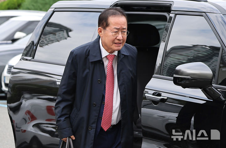 [대구=뉴시스] 이무열 기자 = 홍준표 전 대구시장이 27일 오전 대구 수성구 대구지방법원에서 측근 A씨의 구속 전 피의자 심문(영장실질심사)에 변호인 자격으로 법원을 찾고 있다.A씨는 국민의힘 대선 경선 당시 정치자금 부정 지출과 선거관리위원회 허위 회계보고에 따른 정치자금법 위반 혐의를 받고 있다. 2026.10.27. lmy@newsis.com