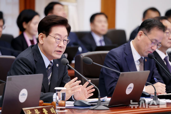 [서울=뉴시스] 조성봉 기자 = 이재명 대통령이 27일 청와대에서 열린 국무회의에서 발언하고 있다. 2026.10.27. suncho21@newsis.com