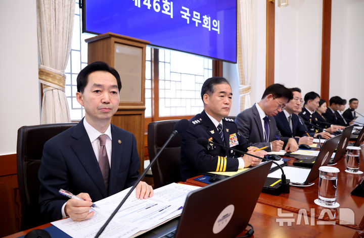[서울=뉴시스] 조성봉 기자 = 김지용 중대범죄수사청장이 27일 청와대에서 열린 국무회의에서 이재명 대통령의 발언을 메모하고 있다. 2026.10.27. suncho21@newsis.com