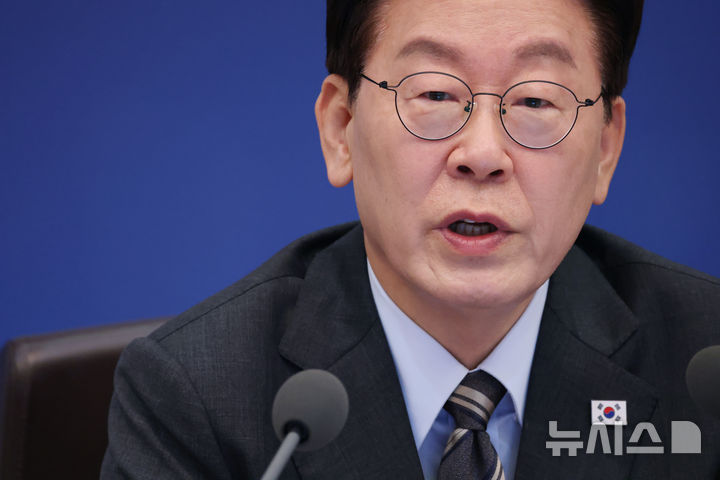 [서울=뉴시스] 조성봉 기자 = 이재명 대통령이 27일 청와대에서 열린 국무회의에서 발언하고 있다. 2026.10.27. suncho21@newsis.com