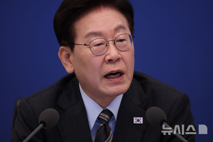 [서울=뉴시스] 조성봉 기자 = 이재명 대통령이 27일 청와대에서 열린 국무회의에서 발언하고 있다. 2026.10.27. suncho21@newsis.com