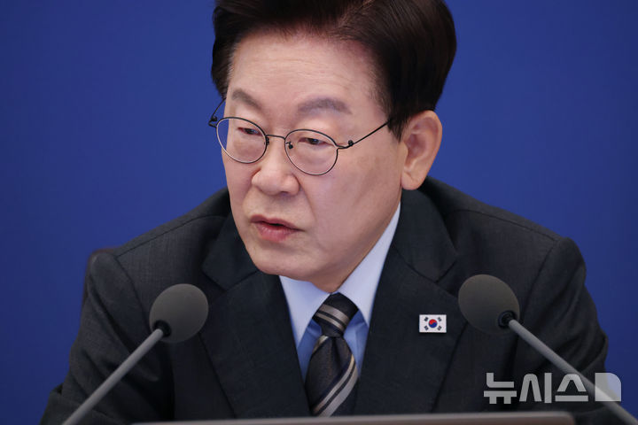 [서울=뉴시스] 조성봉 기자 = 이재명 대통령이 27일 청와대에서 열린 국무회의에서 발언하고 있다. 2026.10.27. suncho21@newsis.com