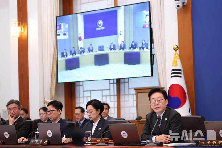 [서울=뉴시스] 조성봉 기자 = 이재명 대통령이 27일 청와대에서 열린 국무회의에서 발언하고 있다. 2026.10.27. suncho21@newsis.com