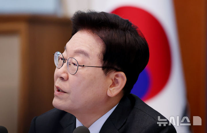 [서울=뉴시스] 조성봉 기자 = 이재명 대통령이 27일 청와대에서 열린 국무회의에서 발언하고 있다. 2026.10.27. suncho21@newsis.com