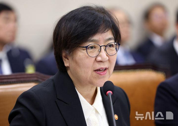 [서울=뉴시스] 고범준 기자 = 정은경 보건복지부 장관이 27일 서울 여의도 국회에서 열린 보건복지위원회 보건복지부, 질병관리청, 식품의약품안전처 등에 대한 종합 국정감사에서 의원 질의에 답변하고 있다. 2026.10.27. bjko@newsis.com