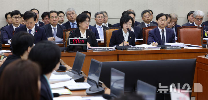 [서울=뉴시스] 고범준 기자 = 오유경 식품의약품안전처장이 27일 서울 여의도 국회에서 열린 보건복지위원회 보건복지부, 질병관리청, 식품의약품안전처 등에 대한 종합 국정감사에서 질의에 답변하고 있다. 2026.10.27. bjko@newsis.com