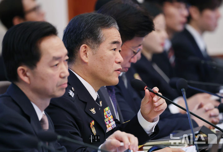 [서울=뉴시스] 조성봉 기자 = 김종철 경찰청장 직무대행이 27일 청와대에서 열린 국무회의에서 이재명 대통령의 질의에 답하고 있다. 2026.10.27. suncho21@newsis.com