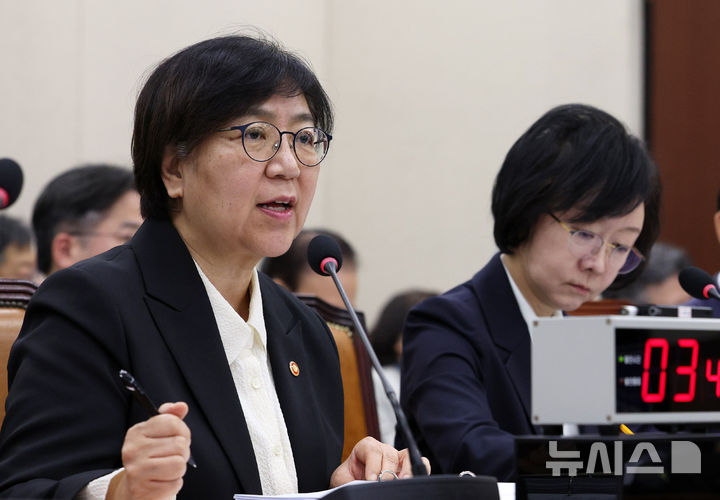 [서울=뉴시스] 고범준 기자 = 정은경 보건복지부 장관이 27일 서울 여의도 국회에서 열린 보건복지위원회 보건복지부, 질병관리청, 식품의약품안전처 등에 대한 종합 국정감사에서 의원 질의에 답변하고 있다. 2026.10.27. bjko@newsis.com
