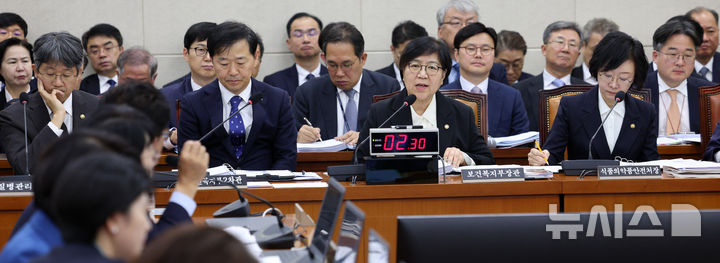 [서울=뉴시스] 고범준 기자 = 정은경 보건복지부 장관이 27일 서울 여의도 국회에서 열린 보건복지위원회 보건복지부, 질병관리청, 식품의약품안전처 등에 대한 종합 국정감사에서 의원 질의에 답변하고 있다. 2026.10.27. bjko@newsis.com