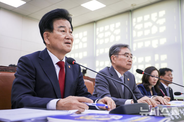 [서울=뉴시스] 정병혁 기자 = 정동영 통일부 장관이 27일 서울 여의도 국회에서 열린 외교통일위원회의 종합감사에서 질문에 답하고 있다. 2026.10.27. jhope@newsis.com