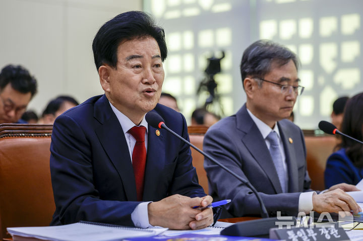 [서울=뉴시스] 정병혁 기자 = 정동영 통일부 장관이 27일 서울 여의도 국회에서 열린 외교통일위원회의 종합감사에서 질문에 답하고 있다. 2026.10.27. jhope@newsis.com