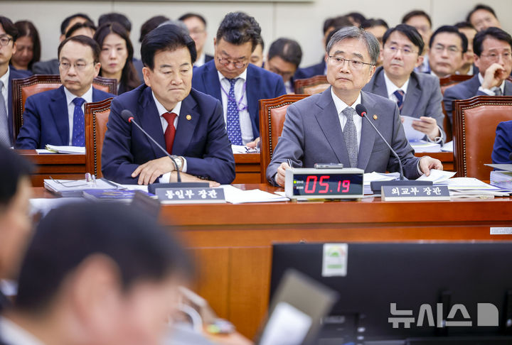 [서울=뉴시스] 정병혁 기자 = 조현 외교부 장관과 정동영 통일부 장관이 27일 서울 여의도 국회에서 열린 외교통일위원회의 종합감사에서 질문을 듣고 있다. 2026.10.27. jhope@newsis.com