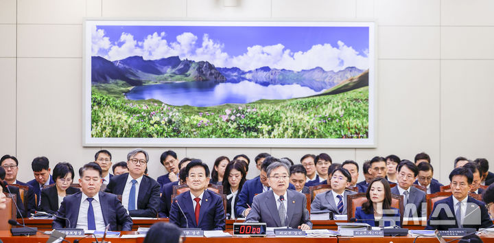 [서울=뉴시스] 정병혁 기자 = 27일 서울 여의도 국회에서 외교통일위원회의 종합감사가 열리고 있다. 2026.10.27. jhope@newsis.com