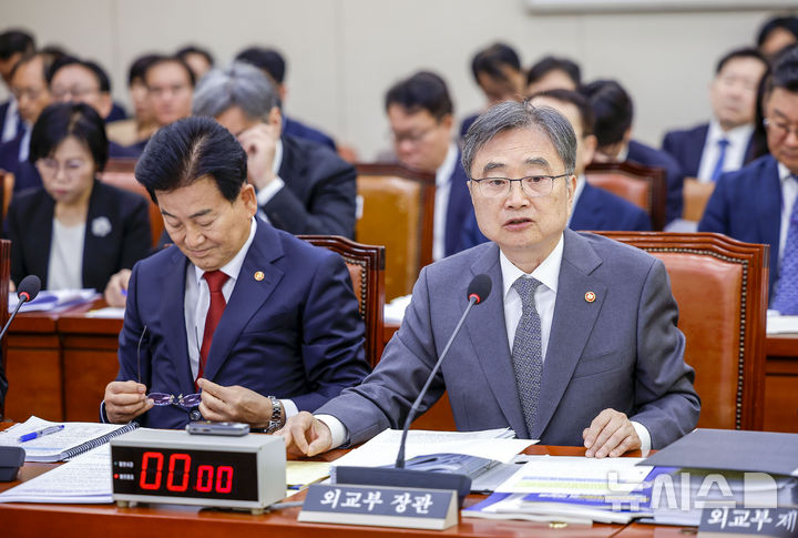 [서울=뉴시스] 정병혁 기자 = 조현 외교부 장관이 27일 서울 여의도 국회에서 열린 외교통일위원회의 종합감사에서 질문에 답하고 있다. 2026.10.27. jhope@newsis.com