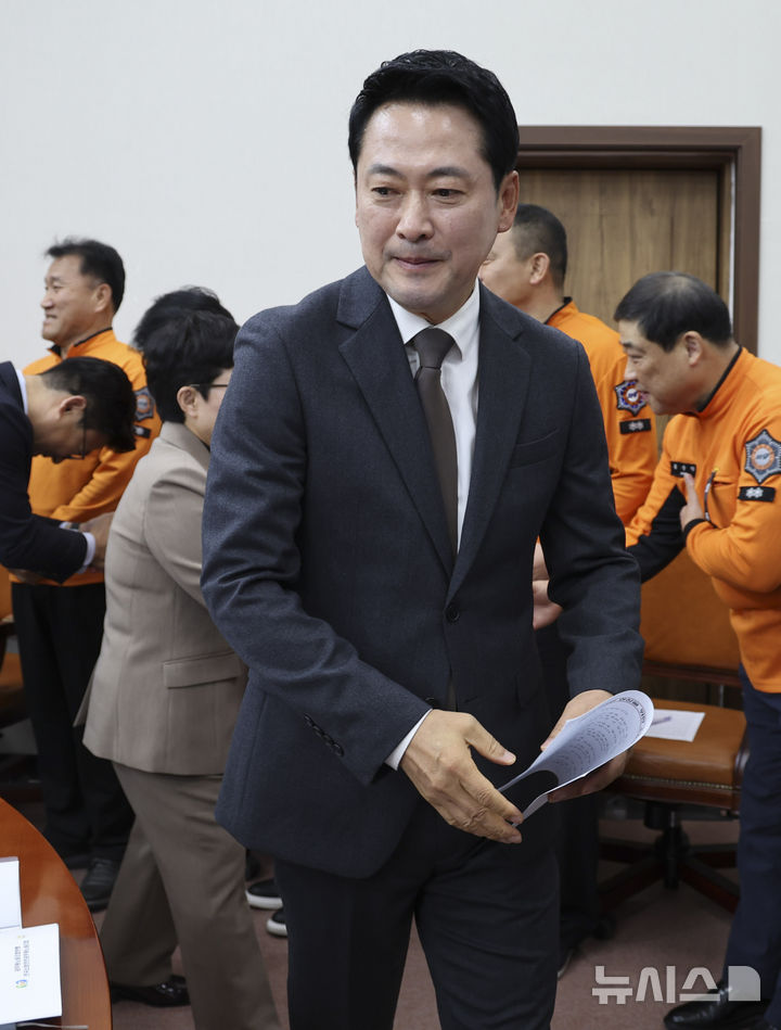 [서울=뉴시스] 최진석 기자 = 장동혁 국민의힘 대표가 27일 여의도 국회에서 열린 안전한 현장을 위한 소방공무원과의 대화에 입장하며 소방공무원들과 인사 뒤 자리로 향하고 있다. 2026.10.27. myjs@newsis.com