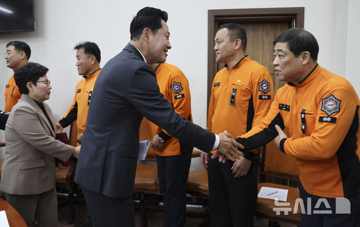 [서울=뉴시스] 최진석 기자 = 장동혁 국민의힘 대표가 27일 여의도 국회에서 열린 안전한 현장을 위한 소방공무원과의 대화에 입장하며 소방공무원들과 악수하고 있다. 2026.10.27. myjs@newsis.com