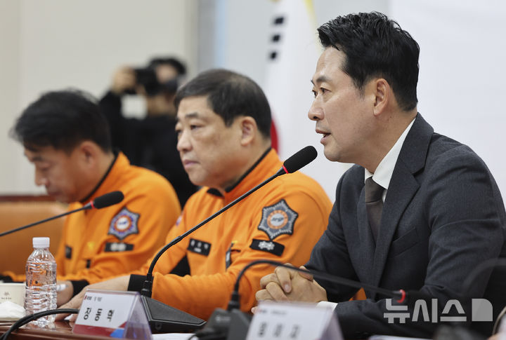 [서울=뉴시스] 최진석 기자 = 장동혁 국민의힘 대표가 27일 여의도 국회에서 열린 안전한 현장을 위한 소방공무원과의 대화에 참석해 발언하고 있다. 2026.10.27. myjs@newsis.com