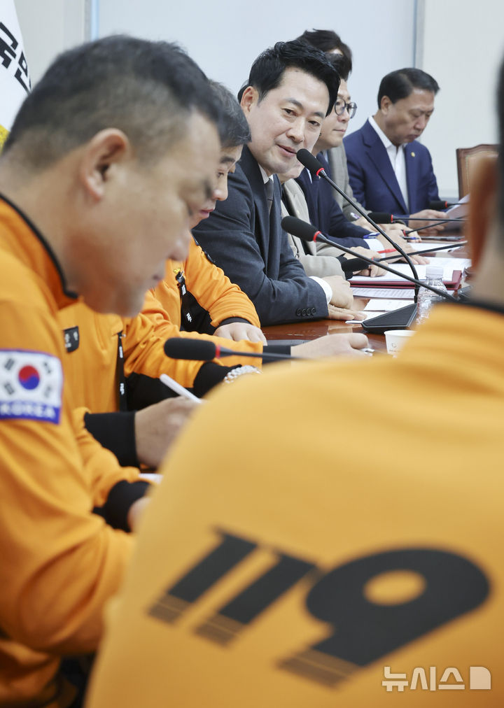 [서울=뉴시스] 최진석 기자 = 장동혁 국민의힘 대표가 27일 여의도 국회에서 열린 안전한 현장을 위한 소방공무원과의 대화에 참석해 발언하고 있다. 2026.10.27. myjs@newsis.com