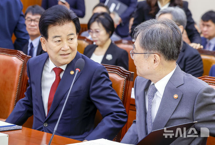 [서울=뉴시스] 정병혁 기자 = 정동영 통일부 장관과 조현 외교부 장관이 27일 서울 여의도 국회에서 열린 외교통일위원회의 종합감사에서 대화하고 있다. 2026.10.27. jhope@newsis.com