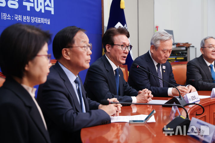 [서울=뉴시스] 김근수 기자 = 김민석 더불어민주당 대표가 27일 오전 서울 여의도 국회에서 열린 더불어민주당 한반도평화경제특별위원회 출범식 및 임명장 수여식에서 인사말을 하고 있다. 2026.10.27. ks@newsis.com