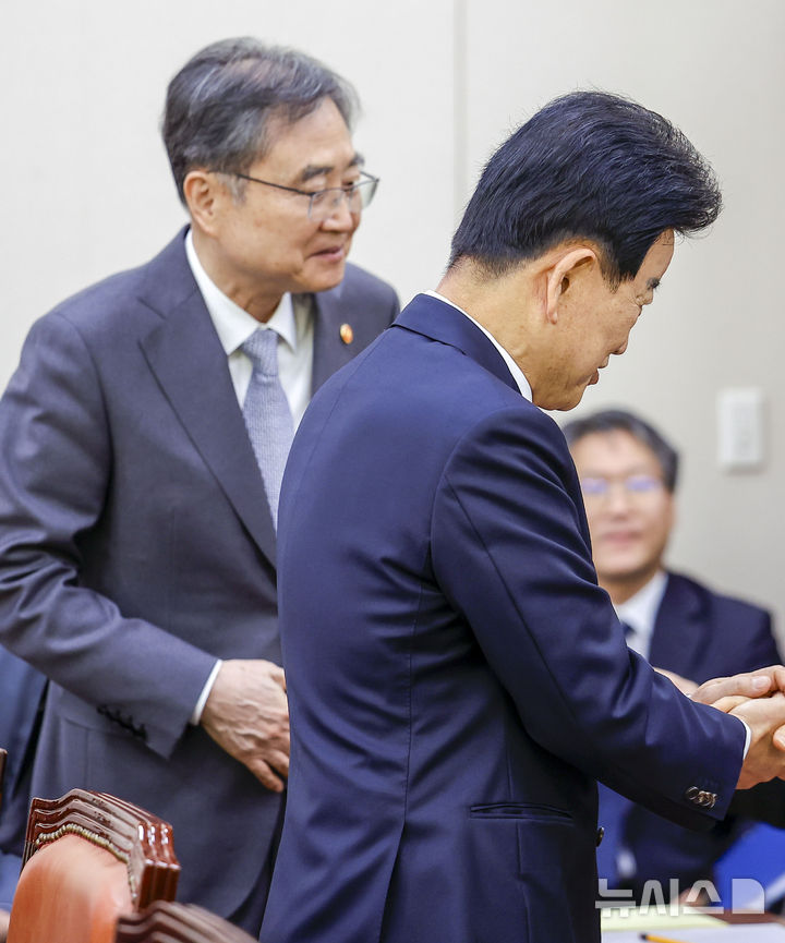 [서울=뉴시스] 정병혁 기자 = 정동영 통일부 장관과 조현 외교부 장관이 27일 서울 여의도 국회에서 열린 외교통일위원회의 종합감사에 출석하고 있다. 2026.10.27. jhope@newsis.com