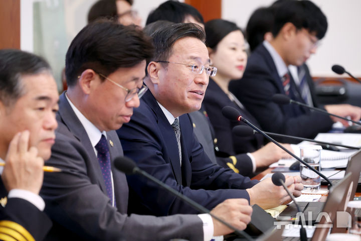 [서울=뉴시스] 조성봉 기자 = 이정현 공소청장 직무대행이 27일 청와대에서 열린 국무회의에서 이재명 대통령의 질의에 답하고 있다. 2026.10.27. suncho21@newsis.com
