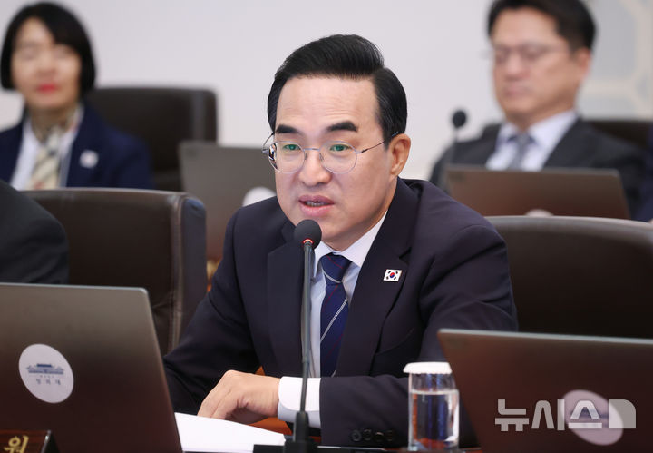 [서울=뉴시스] 조성봉 기자 = 박홍근 기획예산처 장관이 27일 청와대에서 열린 국무회의에서 이재명 대통령의 질의에 답하고 있다. 2026.10.27. suncho21@newsis.com