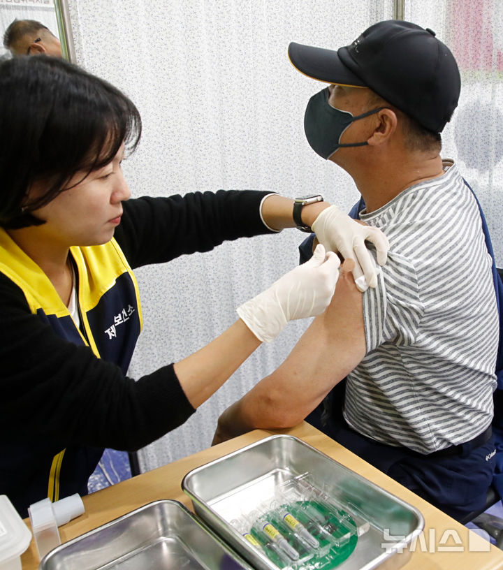 [제주=뉴시스] 우장호 기자 = 27일 오전 제주시 도남동에 위치한 제주시보건소에서 국가예방접종 대상자들이 무료로 독감 백신을 접종받고 있다.인플루엔자 예방접종은 2027년 4 30일까지, 코로나19 예방접종은 2027년 6월30일까지 받을 수 있다. 2026.10.27. woo1223@newsis.com