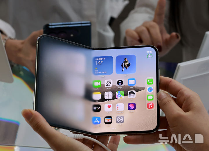 [서울=뉴시스] 이영환 기자 = 27일 서울 시내의 한 휴대폰 대리점에 진열된 아이폰 듀오.이날 애플 공식 성명에 따르면 애플은 "소수의 아이폰 듀오 제품에서 내부 디스플레이에 영향을 미치는 문제가 있음을 인지하고 있다"고 밝혔다. 애플이 첫 폴더블 스마트폰 '아이폰 듀오'의 내부 화면 균열 논란과 관련해 일부 제품에 문제가 있다는 사실을 처음으로 공식 인정했다. 해외에 이어 국내에도 공식 입장을 전달하고 문제가 발생한 제품은 교체하도록 안내했다. 다만 파손 원인이나 힌지 설계·제조 결함 여부에 대해서는 설명하지 않았다. 2026.10.27. 20hwan@newsis.com