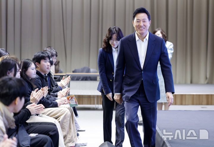[서울=뉴시스] 김혜진 기자 = 오세훈 서울시장이 27일 서울 중구 서울시청에서 열린 청년AI 사다리 사업 설명회에 참석하고 있다. 2026.10.27. jini@newsis.com