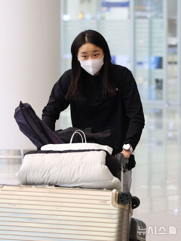 [인천공항=뉴시스] 황준선 기자 = 배드민턴 덴마크오픈과 프랑스오픈에서 우승을 차지한 안세영이 27일 오전 인천국제공항 2터미널을 통해 귀국하고 있다. 2026.10.27. hwang@newsis.com