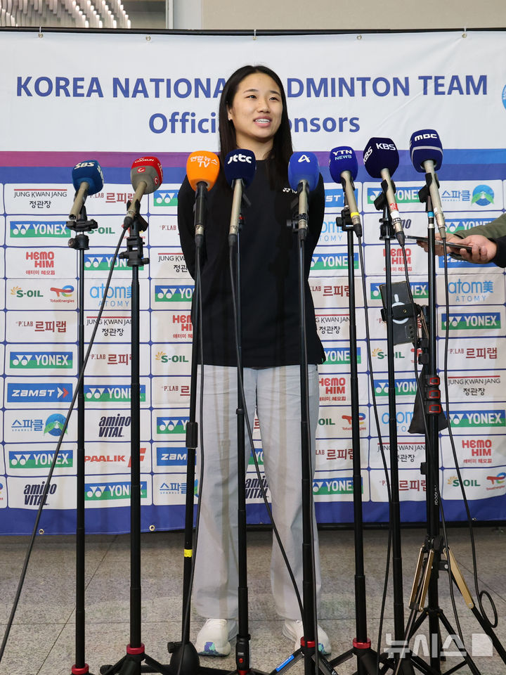 [인천공항=뉴시스] 황준선 기자 = 배드민턴 덴마크오픈과 프랑스오픈에서 우승을 차지한 안세영이 27일 오전 인천국제공항 2터미널을 통해 귀국해 취재진과 인터뷰를 하고 있다. 2026.10.27. hwang@newsis.com