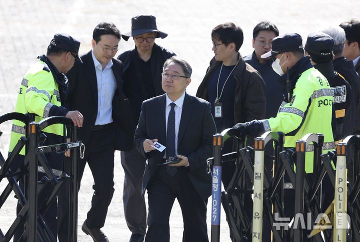 [서울=뉴시스] 김명년 기자 = 박혁 선거관리위원회 특별검사팀 특검보 등이 27일 서울 송파구 올림픽공원 핸드볼경기장에서 6·3 지방선거 당시 발생한 투표용지 부족 사태 등에 대한 압수수색을 위해 이동하고 있다. 해당 경기장은 지방선거 당시 송파구 개표소로 사용됐다. 2026.10.27. kmn@newsis.com